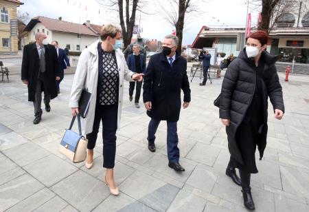 VLADA NA OBISKU V CERKNICI 13 FOTO LJUBO VUKELIČ